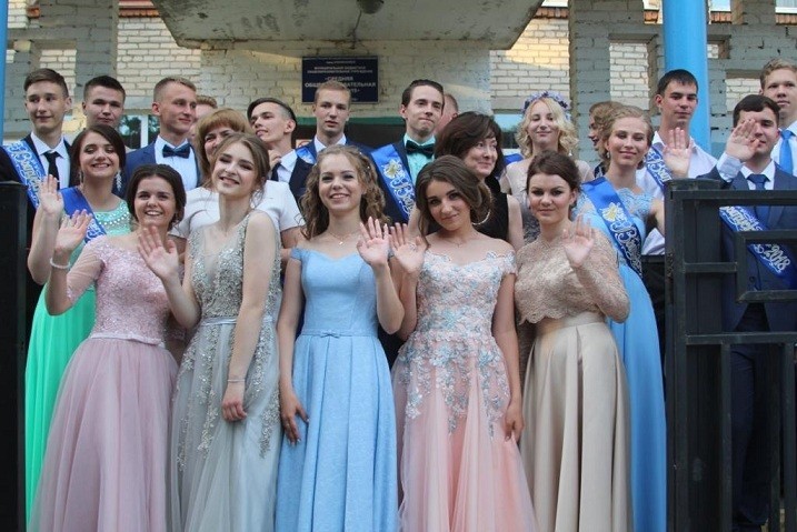 В Новомосковске проходят выпускные балы