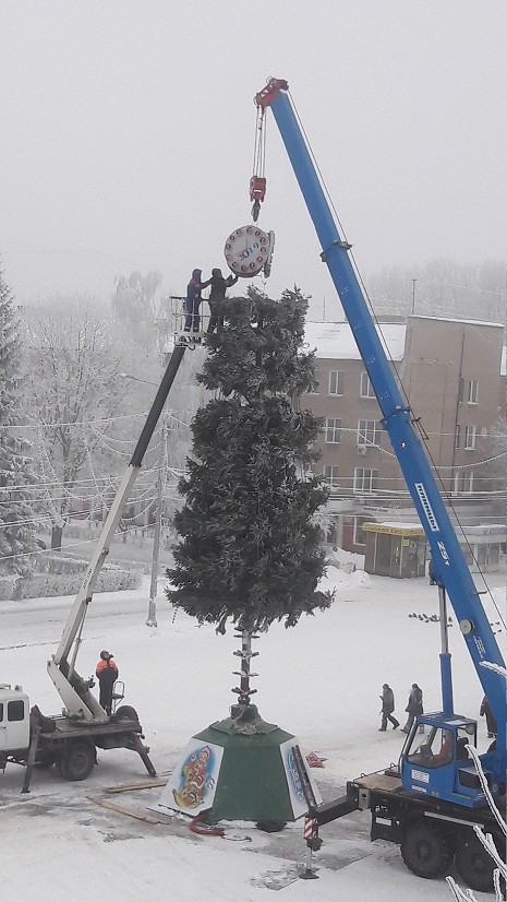 На площади устанавливают новогоднюю елку