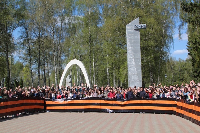 В Новомосковске сотни человек хором спели 