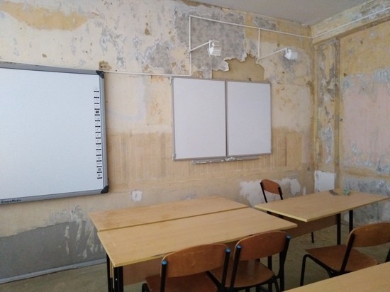 В Новомосковске родители делали ремонт в классе, но не справились