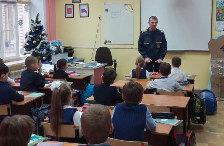 Новомосковские спасатели в очередной раз провели занятия с детьми