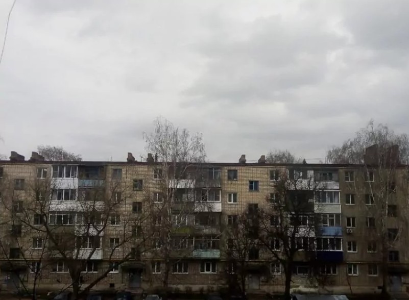 В Новомосковске подростки лазают по крыше пятиэтажки