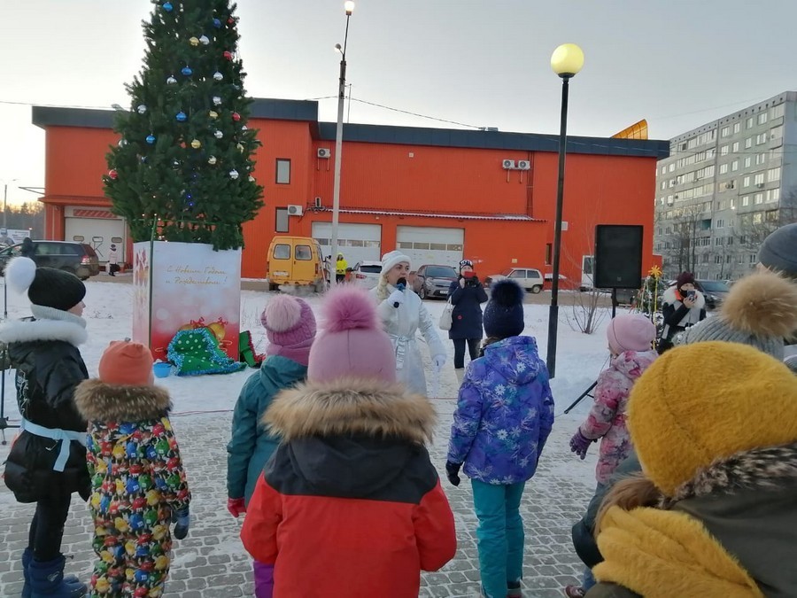 В сквере Генерала Белова для детей устроили новогоднее представление