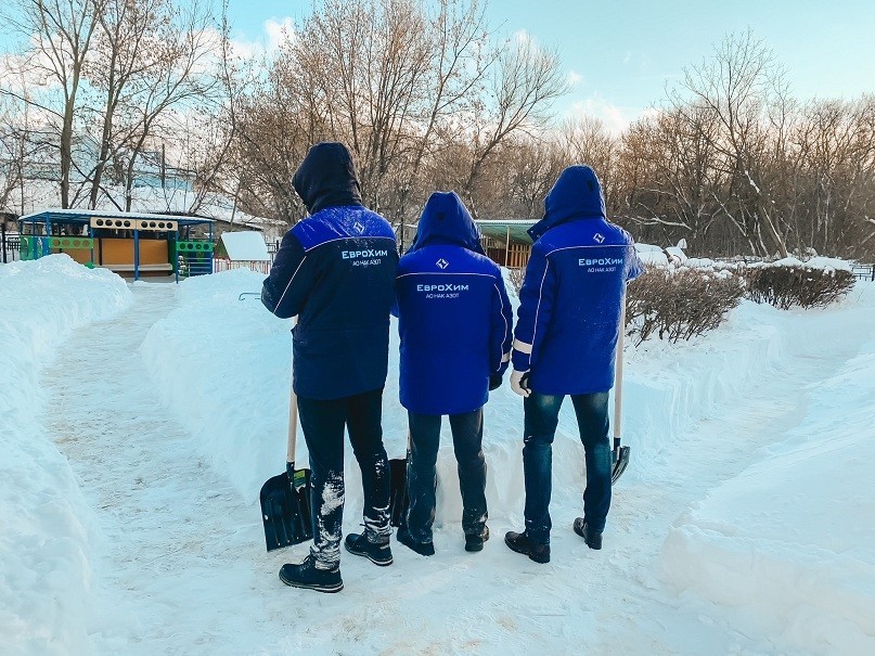 Волонтеры Новомосковского Азота продолжают бороться со снегом