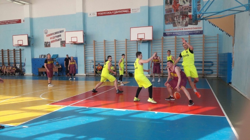 В Новомосковске проходит чемпионат города по баскетболу среди мужских команд