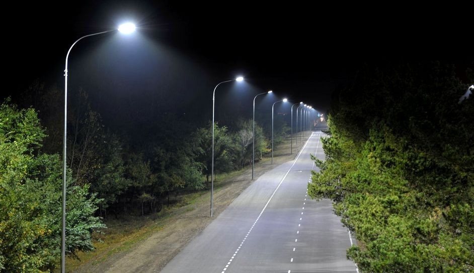 На дорогах в Новомосковском районе установлено стационарное освещение