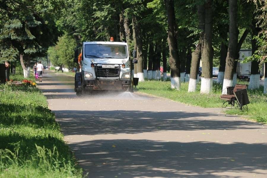 В Новомосковске из-за жары круглосуточно поливают дороги 