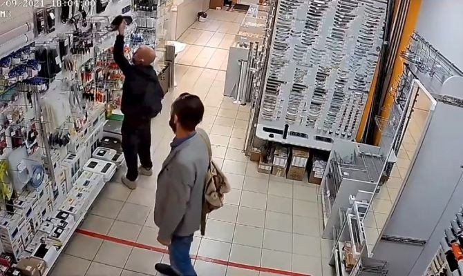 В Новомосковске бдительная продавщица предотвратила кражу электролобзика