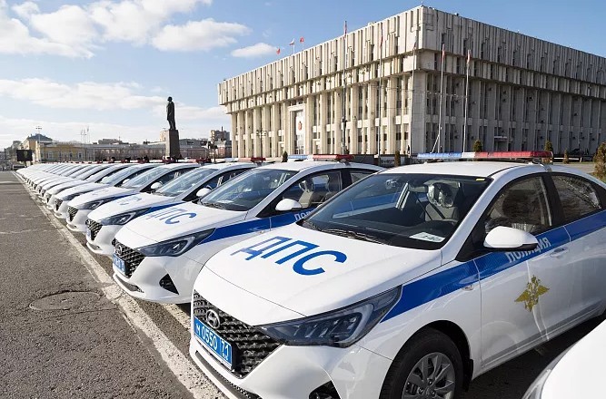 Новомосковские госавтоинспекторы получили четыре новых автомобиля