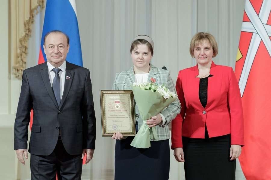 Многодетные мамы из Новомосковска получили областные награды  