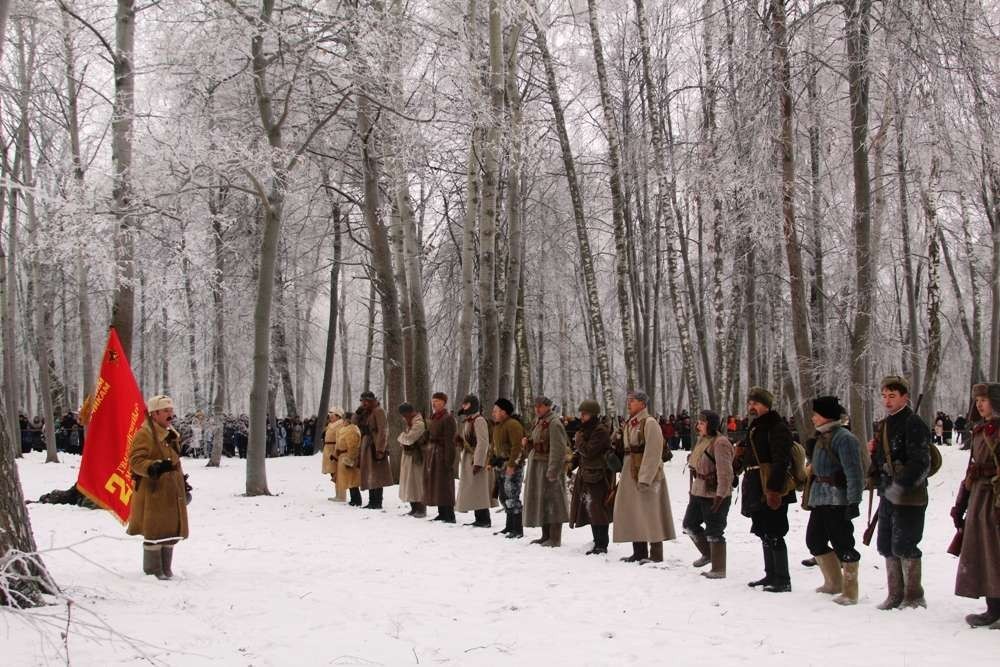 В городском парке показали реконструкцию боев за Сталиногорск 