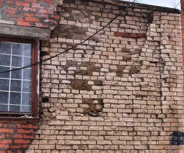 В Новомосковске разрушается стена одного из домов