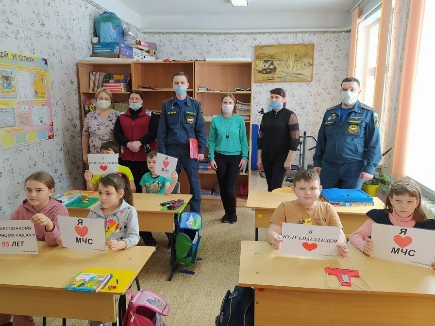 Спасатели посетили 18 образовательных организаций в Новомосковске