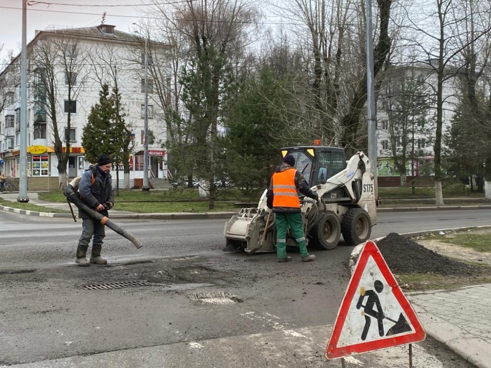 В Новомосковске продолжается ямочный ремонт дорог