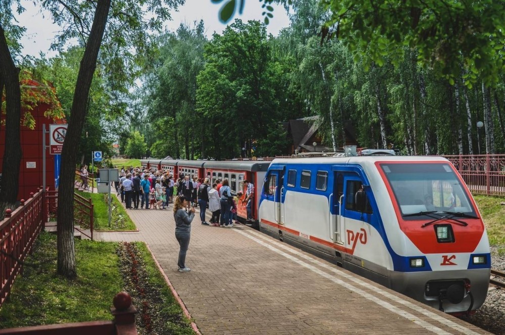 Новомосковские железнодорожники принимают поздравления 