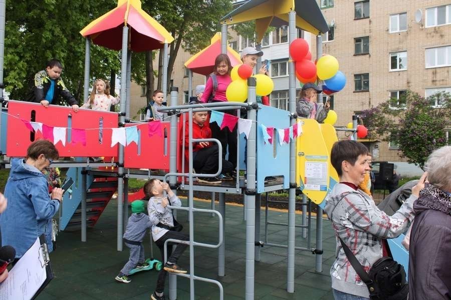 В Новомосковске без объяснения причин прекратили работы по установке детской площадке 