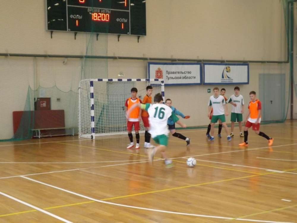 В Новомосковске проходит юношеский турнир по мини-футболу 