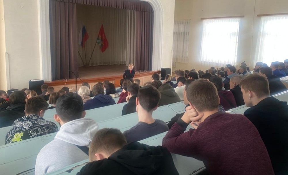 В Новомосковске сотрудники ГИБДД в очередной раз пообщались со студентами