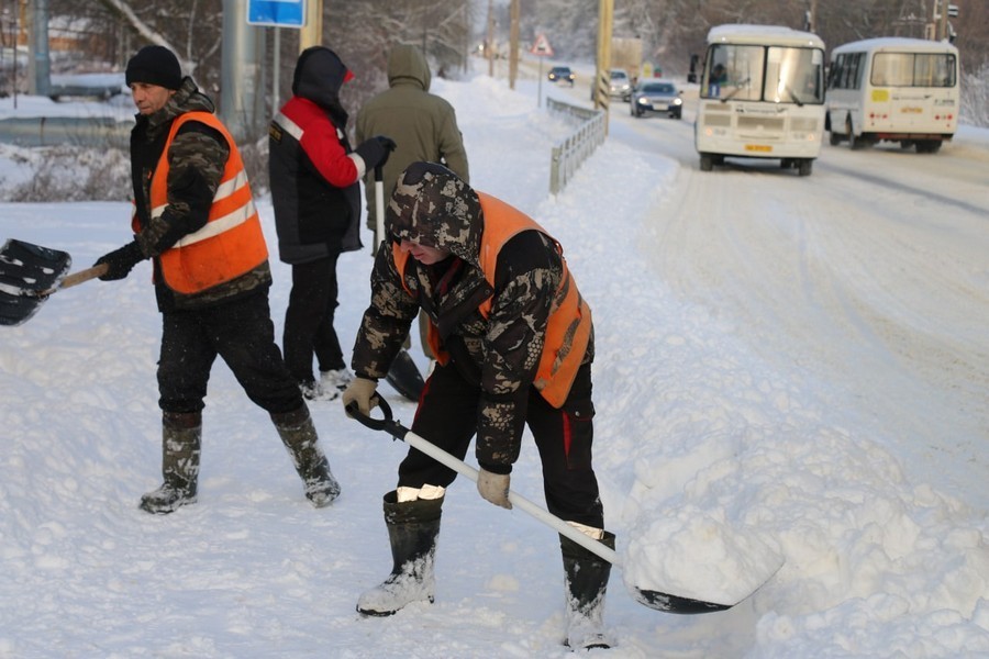 Алексей Дюмин поручил усилить контроль за уборкой снега и наледи в регионе