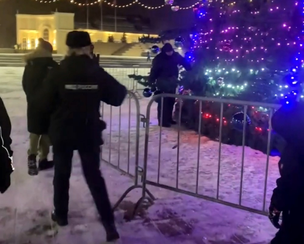 В Новомосковске полицейские достали мужчину из-под главной городской елки 