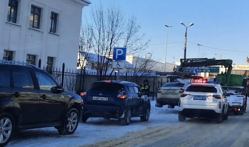 В Новомосковске с парковки для инвалидов эвакуировали 