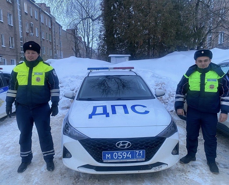 Новомосковские госавтоинспекторы помогли неопытному водителю освободиться из снежного плена  