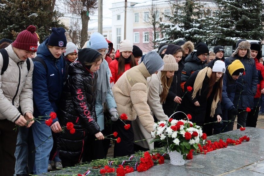 В Новомосковске состоялось возложение цветов к мемориалам павших воинов