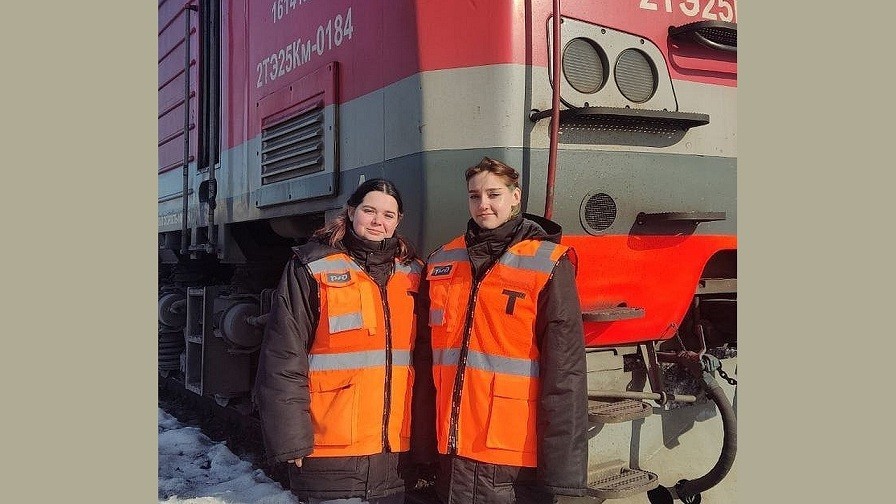 Девушки из Новомосковска стали первыми помощниками машиниста грузового тепловоза