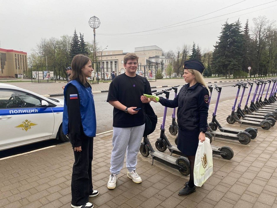 В Новомосковске провели профилактические беседы с водителями электросамокатов 