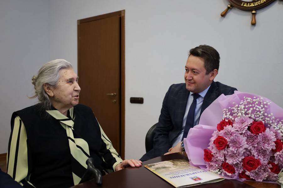Александра Ильинична Раева отмечает свой 85-летний юбилей