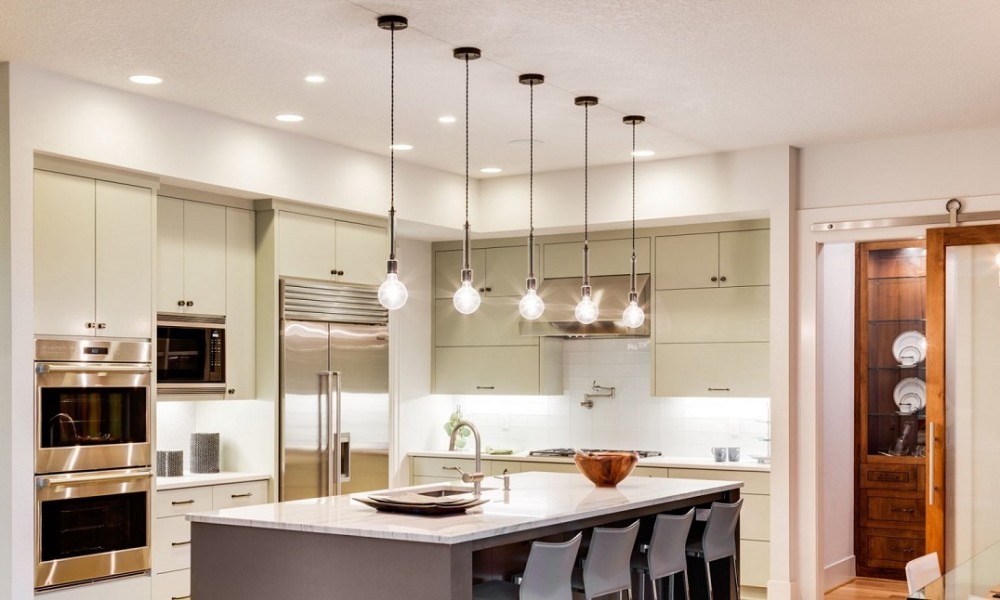 Как использовать правильное освещение на кухне: советы по зонированию и выбору светильников
