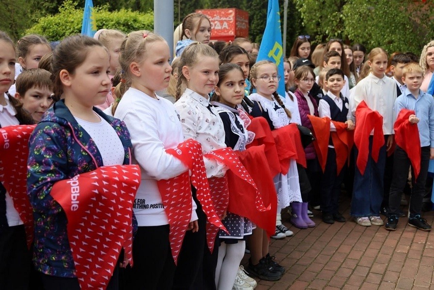 В Новомосковске прошла торжественная линейка, посвященная Дню детских общественных объединений