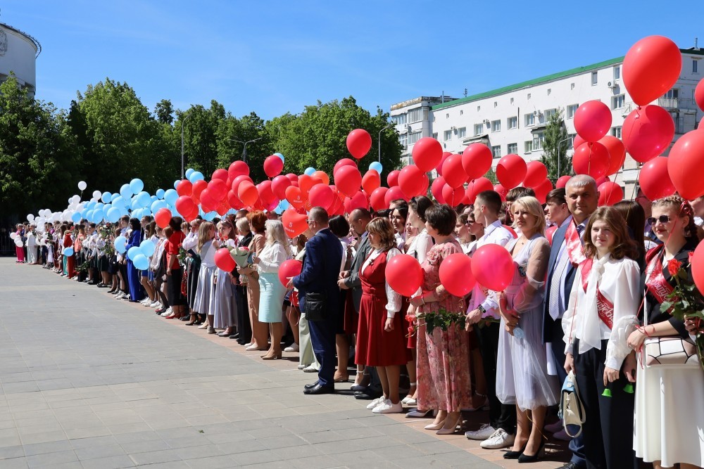 На Советской площади Новомосковска прозвучал последний звонок