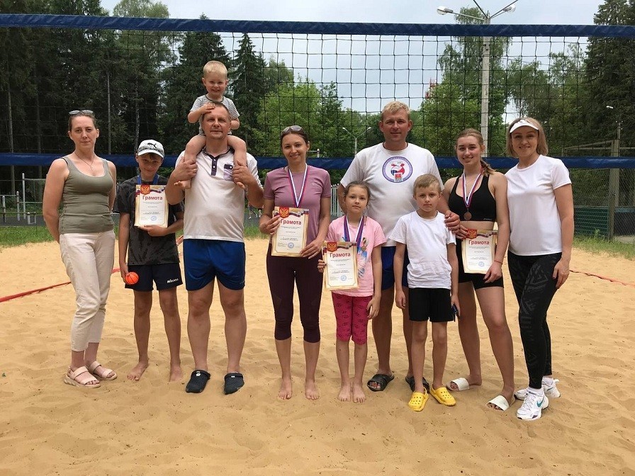 В Новомосковске прошел фестиваль семейного волейбола