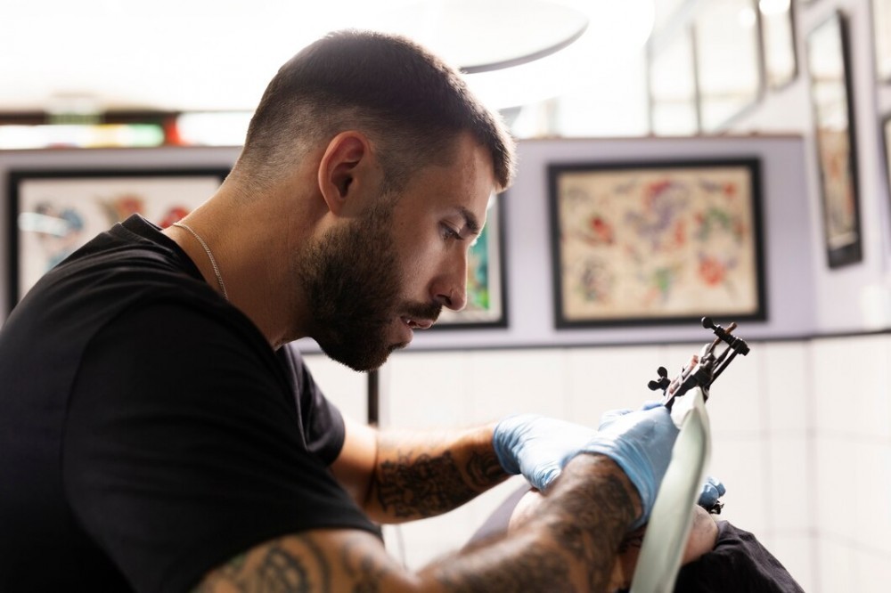 Татуировщикам без медобразования могут запретить работать в России