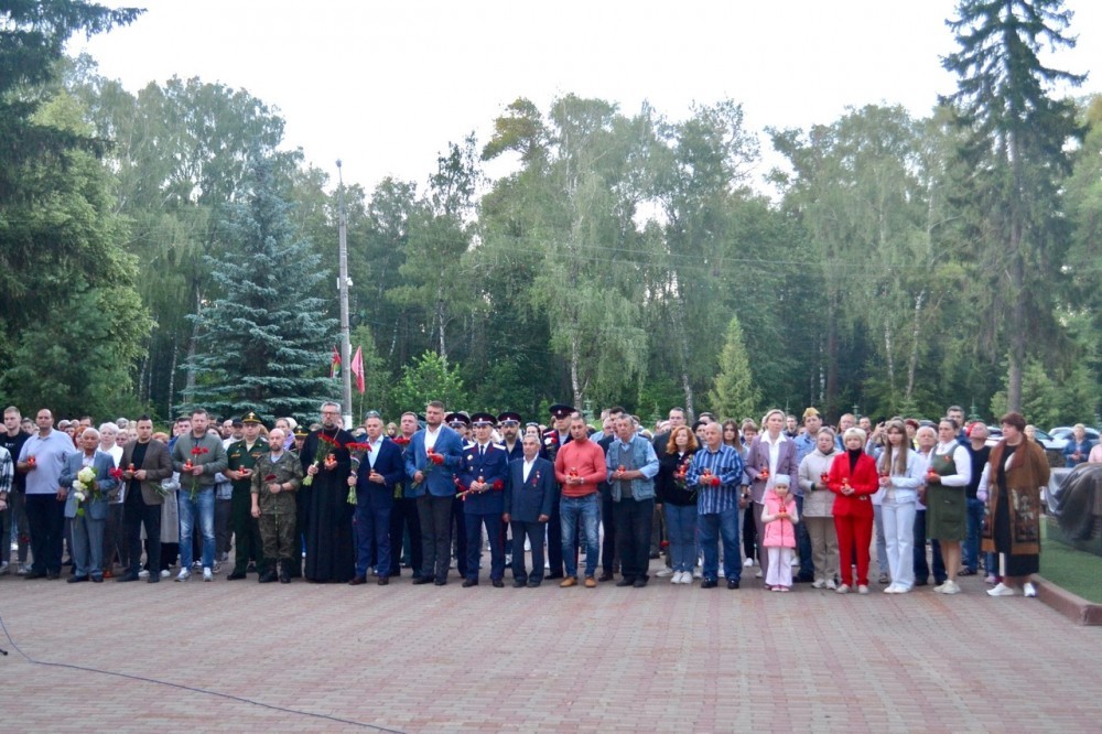 Новомосковцы почтили память воинов, погибших во время Великой Отечественной войны