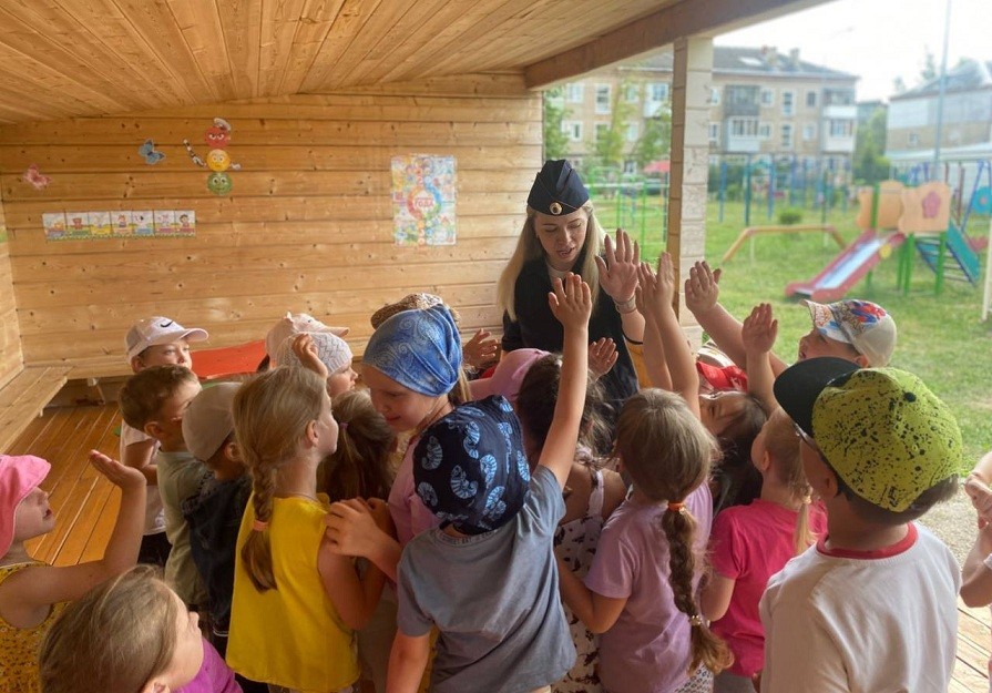 Сотрудники новомосковской Госавтоинспекции посещают детские сады