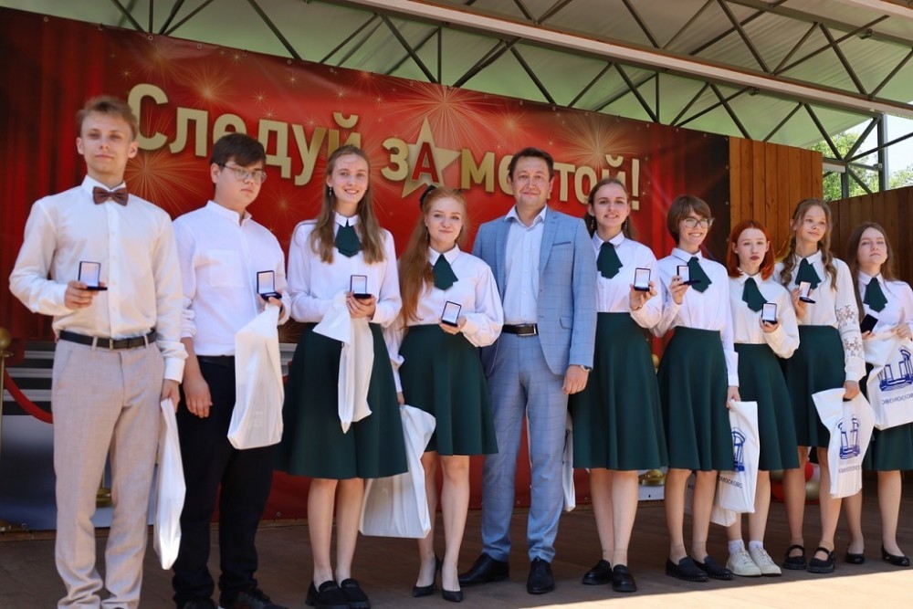 Новомосковским выпускникам вручили заслуженные медали