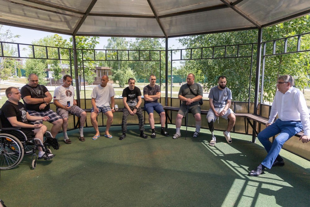 Дмитрий Миляев посетил госпиталь ветеранов войн и труда, где проходят реабилитацию участники СВО