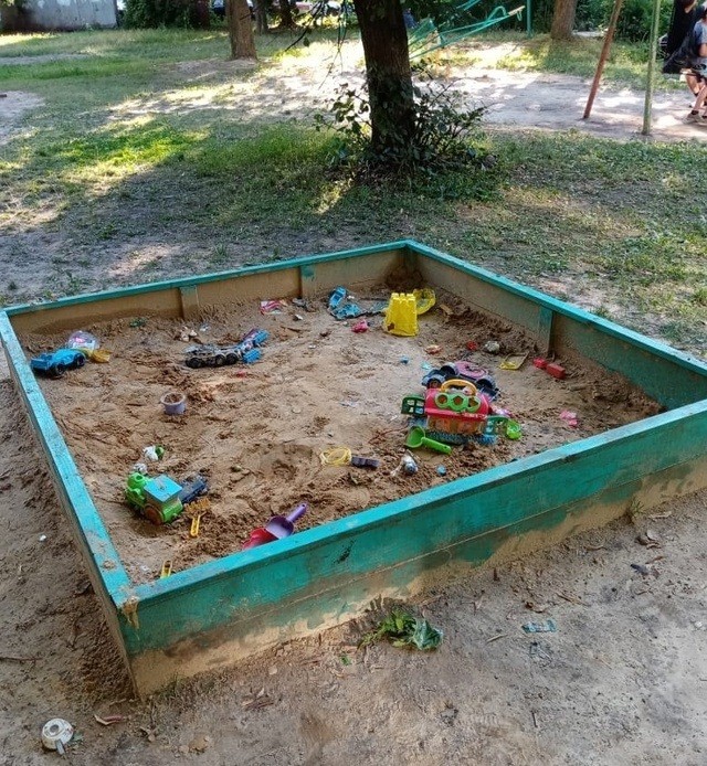 Соцсети: завезите пожалуйста песок, дети играют в грязи