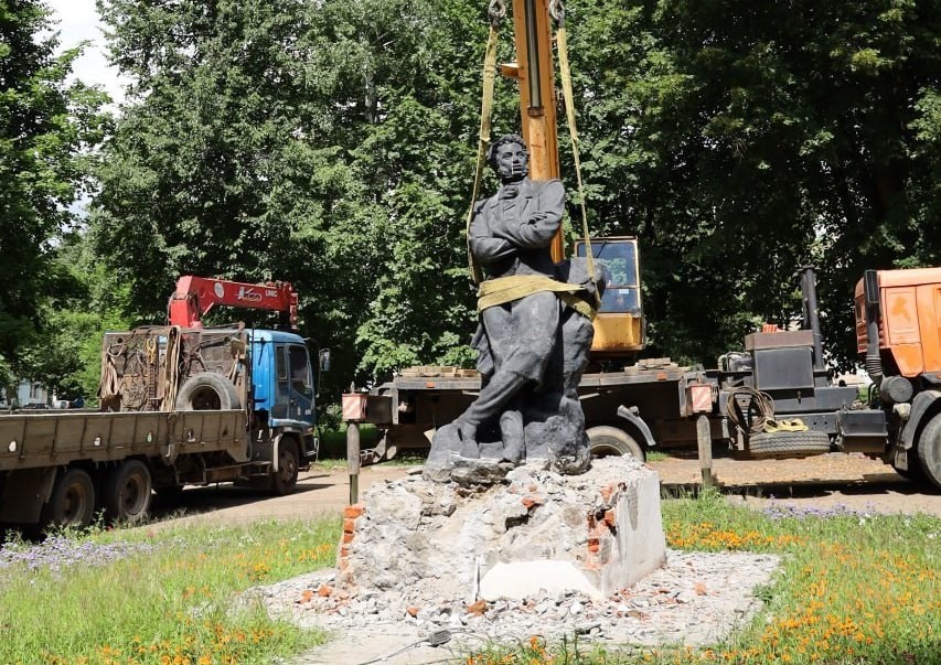 В Новомосковске демонтировали памятник Пушкину