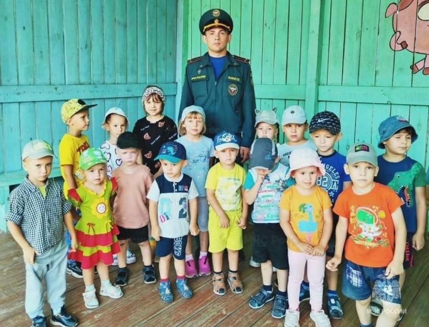 Новомосковские спасатели рассказывали детям об опасности игр с огнем