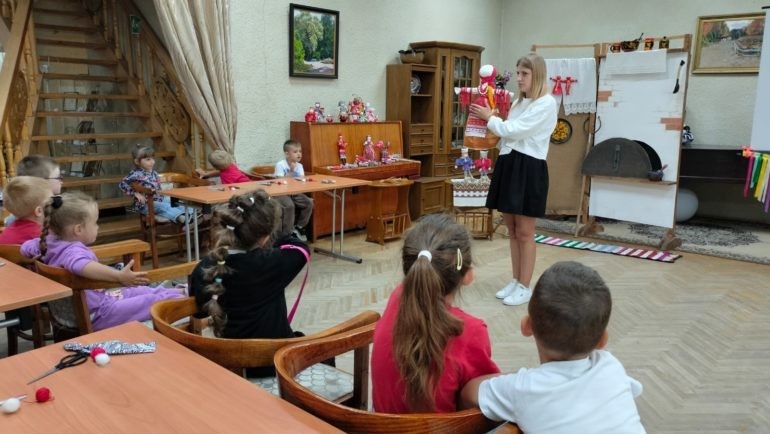 Новомосковским дошкольникам показали, как сделать куклу своими руками