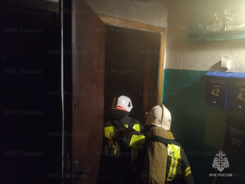 Из горящей квартиры на улице Чапаева спасли четырех человек