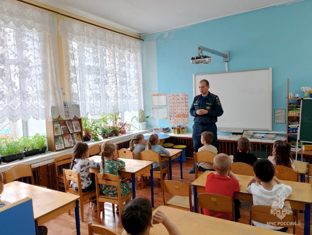 Новомосковские спасатели рассказали воспитанникам детских садов о безопасности