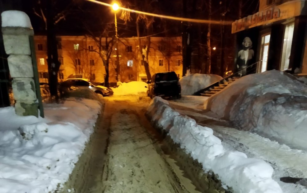 В москве не чистят снег. Новомосковск снег. Внимание снег. Довольно снега. Дворничиха чистит снег.