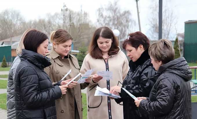 Акция голосование. Голосуют.