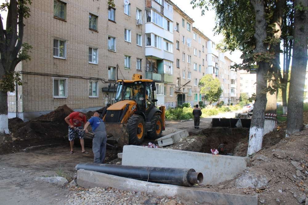 Новомосковск сегодня. Трубы во дворе. Фотосессия на улице возле здания. Создание комфортной городской среды. Новомосковская улица.