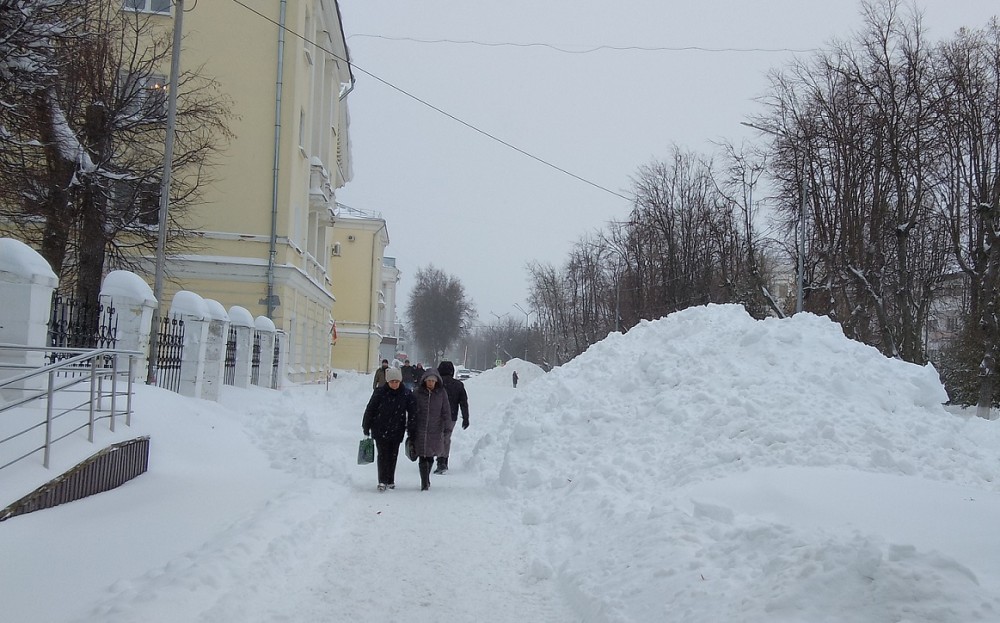 Растут сугробы. В Канаше насыпало снегу сегодня фото.