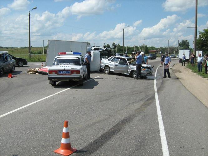 Тула новомосковск. ДТП В Тульской области сегодня утром на трассе Тула Новомосковск. 32 Км Тула Новомосковск. Авария Mercedes Тула-Новомосковск тринадцатый километр 2016. ДТП Новомосковск 8 июля 2021.